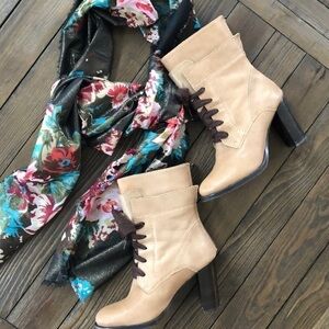 Adrienne Vittadini rare gorgeous Tan leather ankl boots